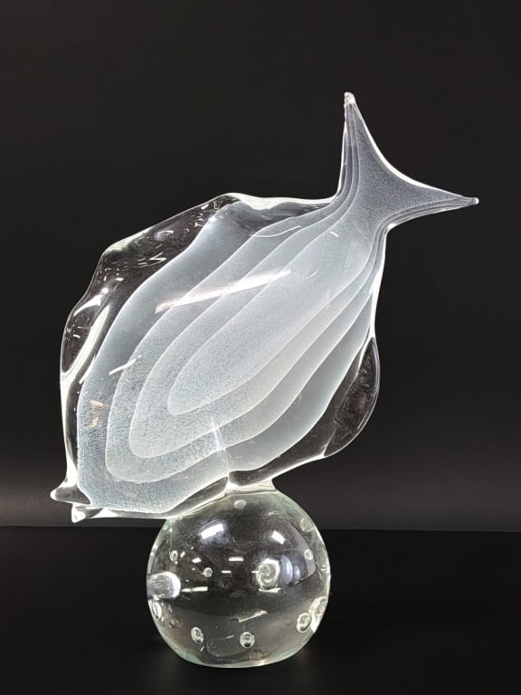 LICIO ZANETTI MURANO GLASS FISH SCULPTURE: Licio Zanetti clear and translucent white Murano glass sculpture of a fish. Measures a total of 15.25" tall. Signed on base "Zanetti L". Condition: loss to the tip of the top tail fin, see images. Wei