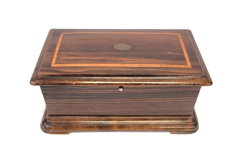 VINTAGE SWISS ROSEWOOD CYLINDER MUSIC BOX: Vintage Swiss Rosewood cylinder music box measuring 5" tall x 11.5" wide and 6.7" deep. Unmarked as to maker. Banded inlay on the case lid, no key included. Condition: minor signs of wear and age to f