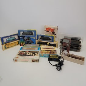 ASSORTED VINTAGE HO SCALE MODEL TRAINS, ETC