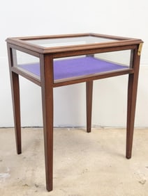 SMALL VINTAGE MAHOGANY VITRINE SIDE TABLE