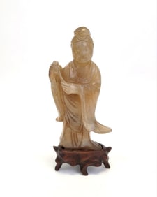 CHINESE CARVED AGATE FIGURE OF GUANYIN
