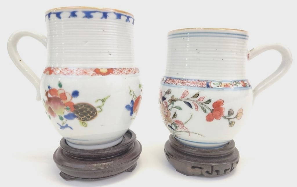 TWO CHINESE KANGXI PERIOD PORCELAIN MUGS