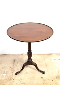 CHIPPENDALE STYLE MAHOGANY PIE CRUST PEDESTAL TABL
