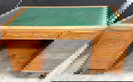 ANTIQUE VICTORIAN QUARTER SAWN OAK EXECUTIVE DESK