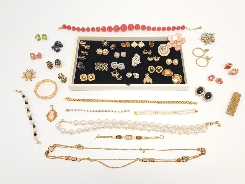 LARGE LOT DESIGNER & OTHER COSTUME JEWELRY (1 of 12)