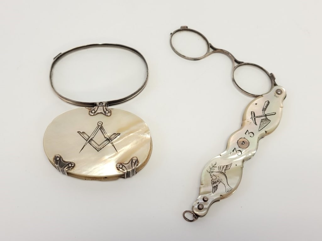 ANTIQUE MASONIC ENGRAVED MOTHER OF PEARL ITEMS (1 of 16)