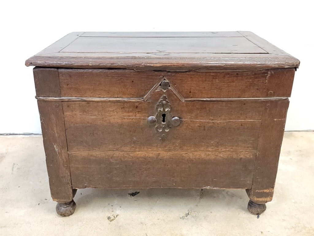 ANTIQUE ENGLISH 17TH / 18TH C OAK LOCKING CHEST (1 of 20)
