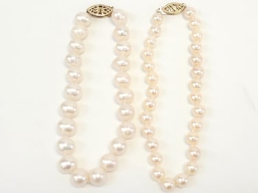PAIR OF PEARL BRACELETS WITH 14K YELLOW GOLD CLASP