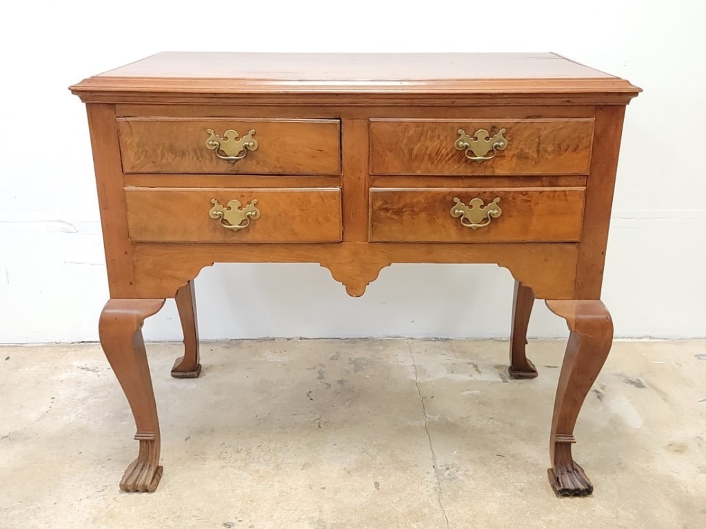 ANTIQUE AMERICAN CHIPPENDALE STYLE LOWBOY CHEST (1 of 19)