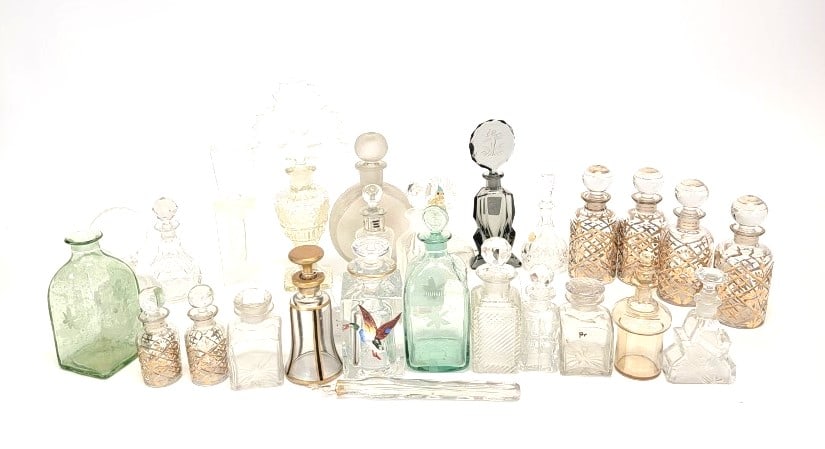 HUGE LOT ASSORTED ANTIQUE GLASS SCENT BOTTLES, ETC (1 of 9)