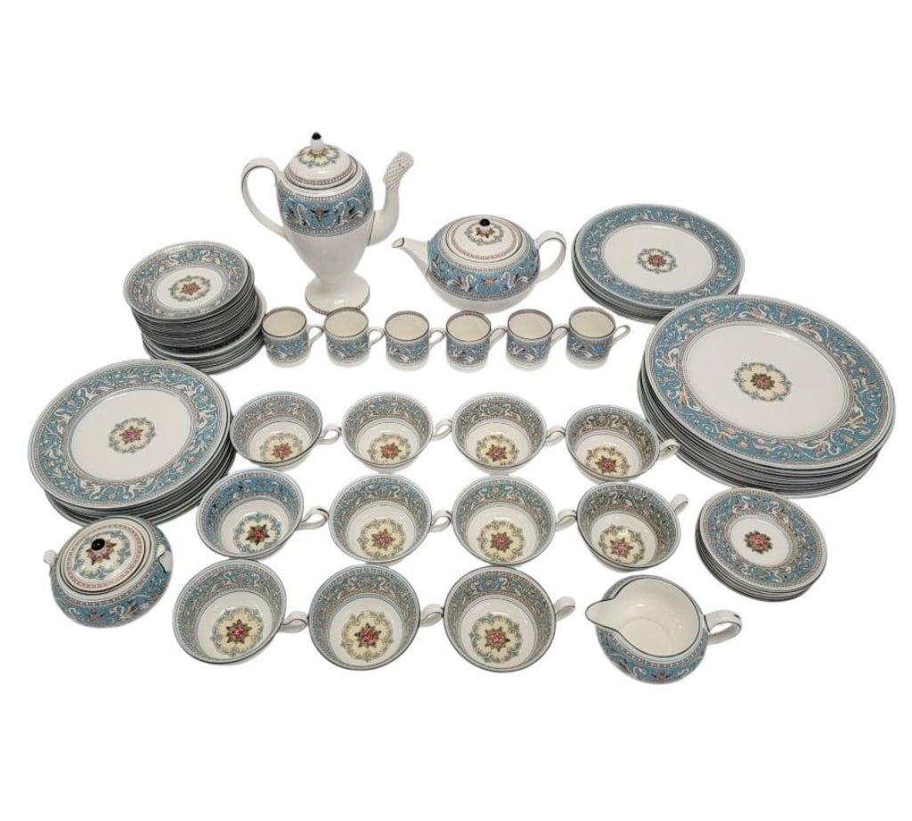 WEDGWOOD "FLORENTINE" PORCELAIN DINNERWARE, 70 PCS (1 of 8)