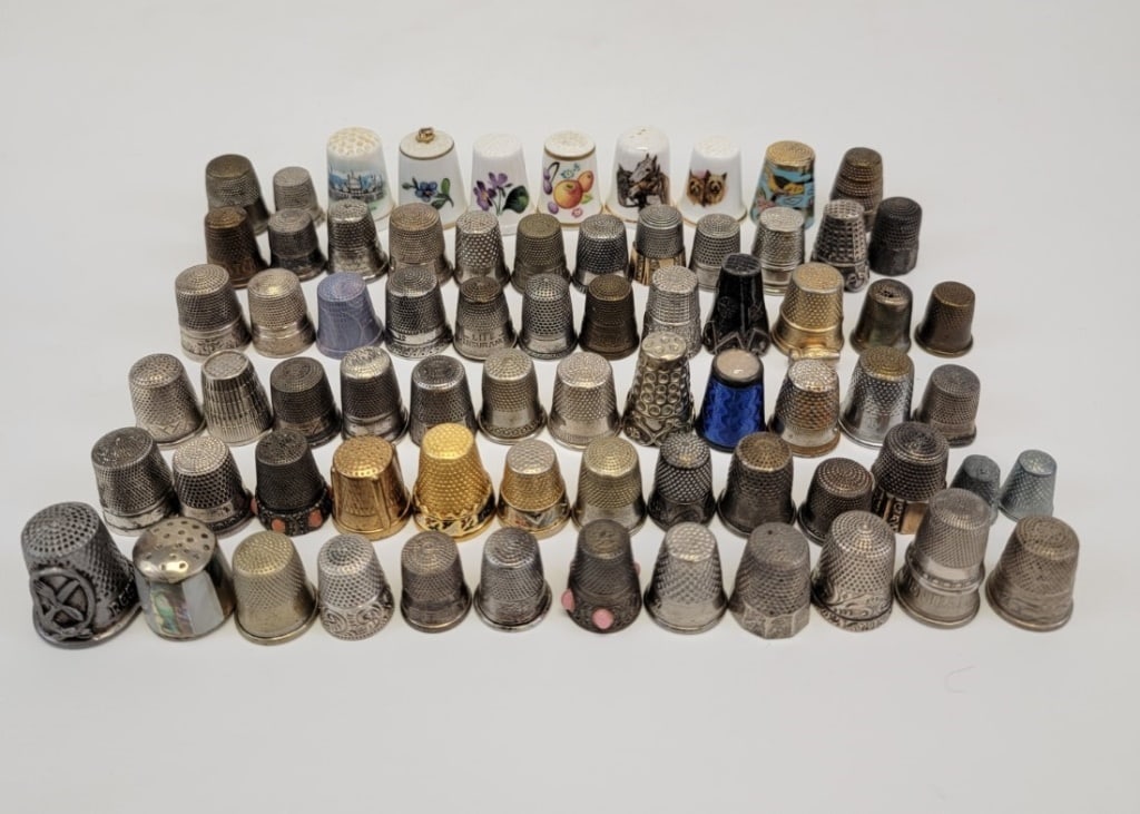 LRG LOT OF ANTIQUE & VINTAGE THIMBLES STERLING ETC (1 of 3)