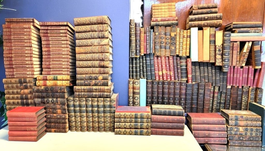 COLLECTION ANTIQUE & VINTAGE BOOKS, THACKERY, ETC (1 of 20)