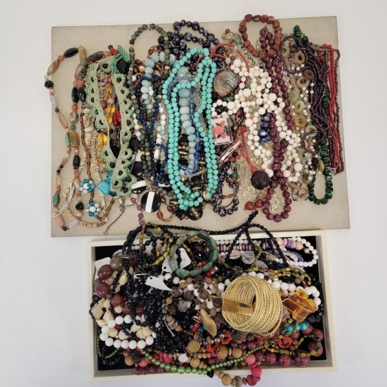 HUGE LOT OF ASSORTED LADIES COSTUME JEWELRY: BEADS (1 of 10)