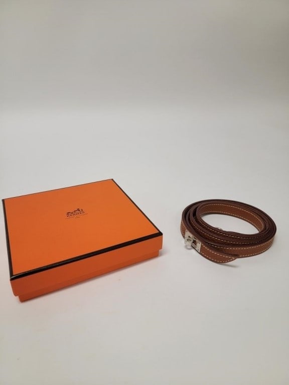 HERMES "KELLY" BROWN LEATHER DOG LEAD / LEASH: Hermes "Kelly" brown leather dog lead / leash. Hermes signature leather used here is called Taurillon Clemence. Includes original orange box. Lead measures a total of 39.75" long. Condition: good, box