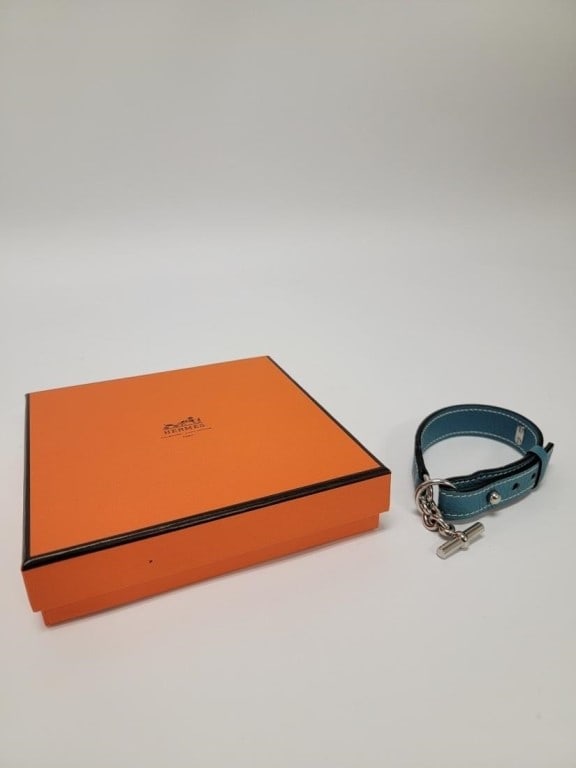 HERMES BLUE LEATHER & CHROME DOG COLLAR: Hermes Blue leather & chrome hardware dog collar for a smaller dog. Opened and outstretched it measures a total of about 13.25". Includes original orange box. Condition is good with little to no