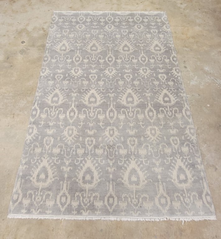 MODERN HAND KNOTTED GREY / IVORY WOOL RUG 6' x 9': Modern hand knotted grey and ivory colored wool rug measuring 6' x 9'. Condition: minor signs of normal use and age, see images. Weight: approx. 65 lbs.