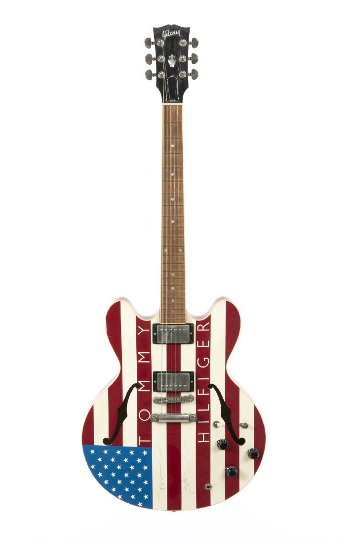 TOMMY HILFIGER SIGNED GIBSON ES-335 (1 of 2)