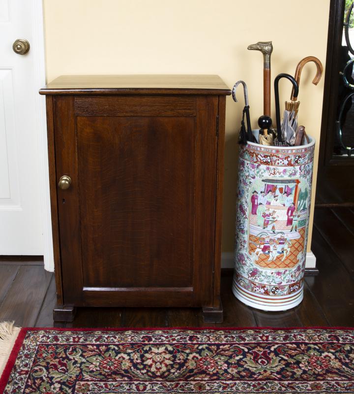 SINATRA PROVINCIAL STYLE OAK CABINET (1 of 1)