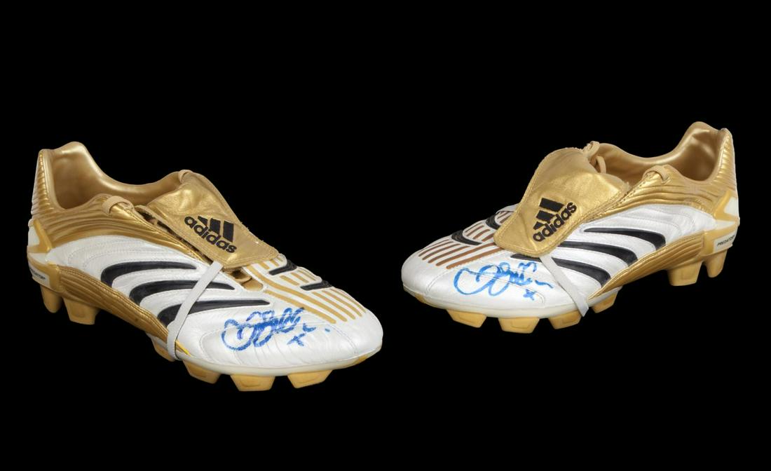 DAVID BECKHAM SIGNED BOOTS: A pair of Adidas brand boots signed on both feet by David Beckham. Predator model. Size 10 1/2. Sports