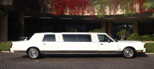 1988 Lincoln Town Car Limousine: VIN: 1LNBM81F9KY607464 û Founded in 1979, DaBryan Coach Builders of Missouri has been awarded the distinctions of Quality Vehicle Modifier by the Ford Corporation and Cadillac Master Coachbuilder by