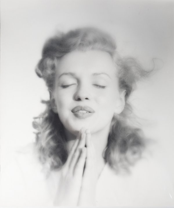 MARILYN MONROE VINTAGE PHOTOGRAPH BY DE DIENES: Vintage print of Marilyn Monroe taken in 1949 by Andre De Dienes. It is a beautiful silver gelatin print, hand printed circa 1958 and stamped by the artist, printed on a double weight fiber paper, in