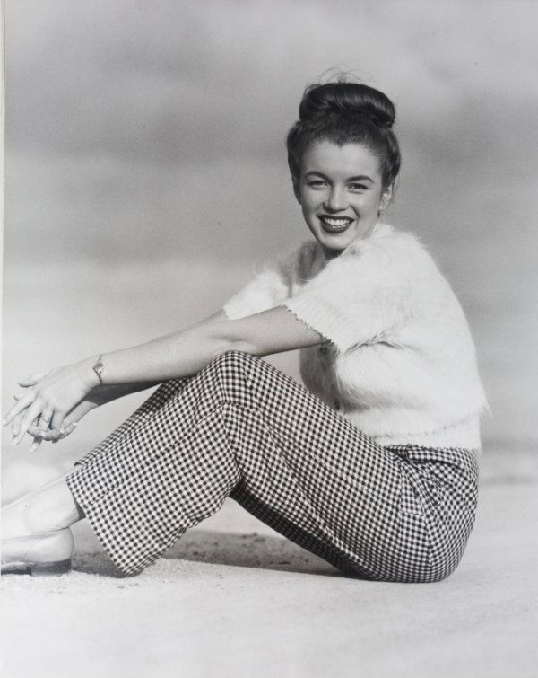 MARILYN MONROE VINTAGE PHOTOGRAPH BY DE DIENES: Vintage print of Marilyn Monroe taken in 1945 by Andre De Dienes. It is a beautiful silver gelatin print, hand printed circa 1958 and stamped by the artist, printed on a double weight fiber paper, in