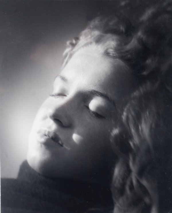 MARILYN MONROE VINTAGE PHOTOGRAPH BY DE DIENES: Vintage print of Marilyn Monroe taken in 1946 by Andre De Dienes. It is a beautiful silver gelatin print, hand printed circa 1958 and stamped by the artist, printed on a double weight fiber paper, in