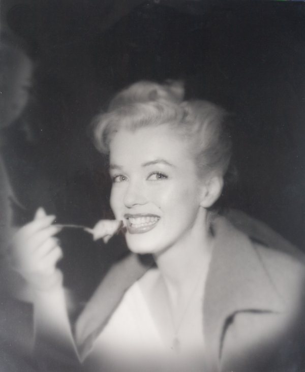 MARILYN MONROE VINTAGE PHOTOGRAPH BY DE DIENES: Vintage print of Marilyn Monroe taken in 1953 by Andre De Dienes. It is a beautiful silver gelatin print, hand printed circa 1958 and stamped by the artist, printed on a double weight fiber paper, in