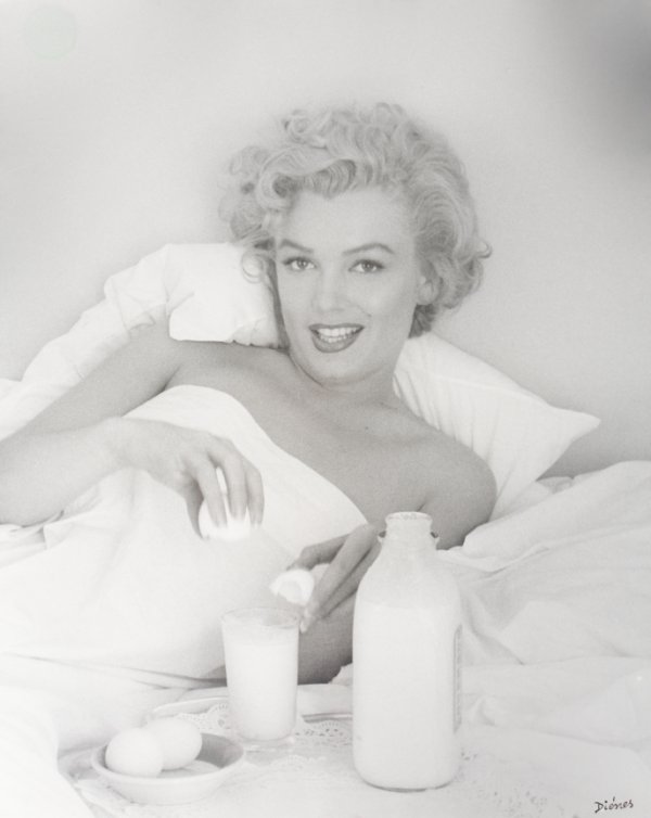 MARILYN MONROE VINTAGE PHOTOGRAPH BY DE DIENES: Vintage print of Marilyn Monroe taken in 1953 by Andre De Dienes. It is a beautiful silver gelatin print, hand printed circa 1958 and stamped by the artist, printed on a double weight fiber paper, in
