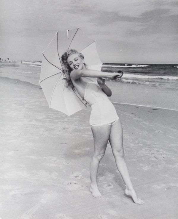 MARILYN MONROE VINTAGE PHOTOGRAPH BY DE DIENES: Vintage print of Marilyn Monroe taken in 1949 by Andre De Dienes. It is a beautiful silver gelatin print, hand printed circa 1958 and stamped by the artist, printed on a double weight fiber paper, in