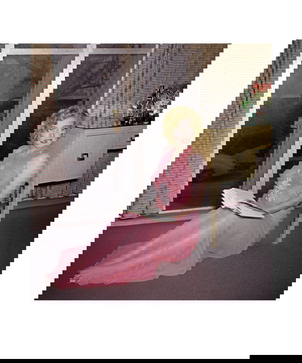 MARILYN MONROE HAROLD LLOYD PHOTOGRAPH PRINT: A limited edition poster print (25/250) featuring a color image of Marilyn (c.1952). Marilyn posed seated on the carpet of her Los Angeles apartment for silent screen star turned photographer Harold L