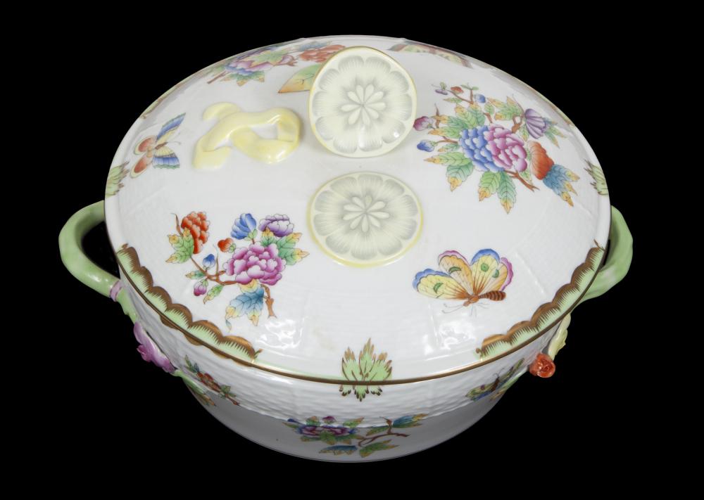 JEAN AND CASEY KASEM HEREND QUEEN VICTORIA GREEN BORDER ROUND SOUP TUREEN (1 of 2)