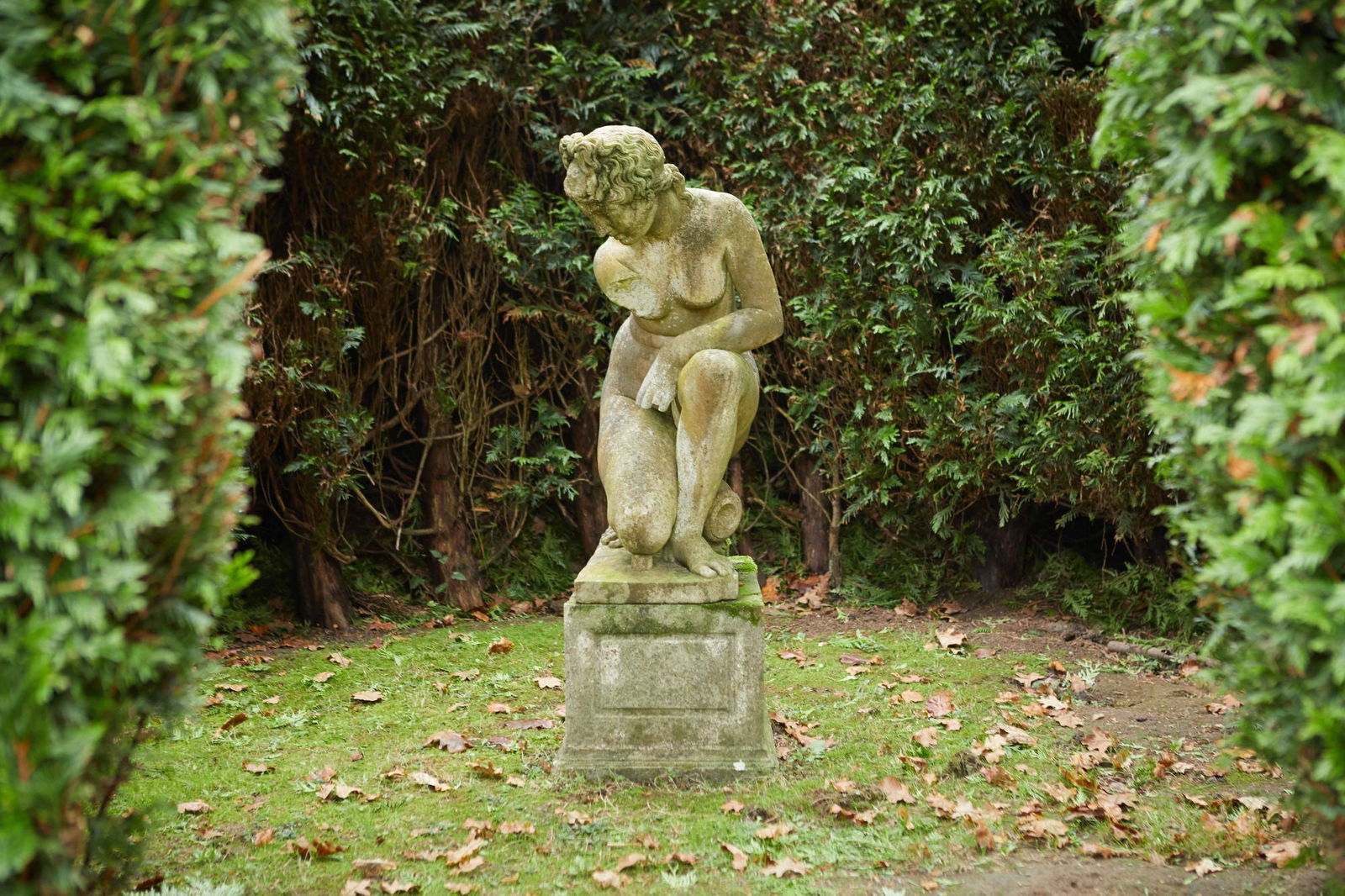 Laurence Olivier | Kneeling Aphrodite Garden Sculpture (1 of 10)