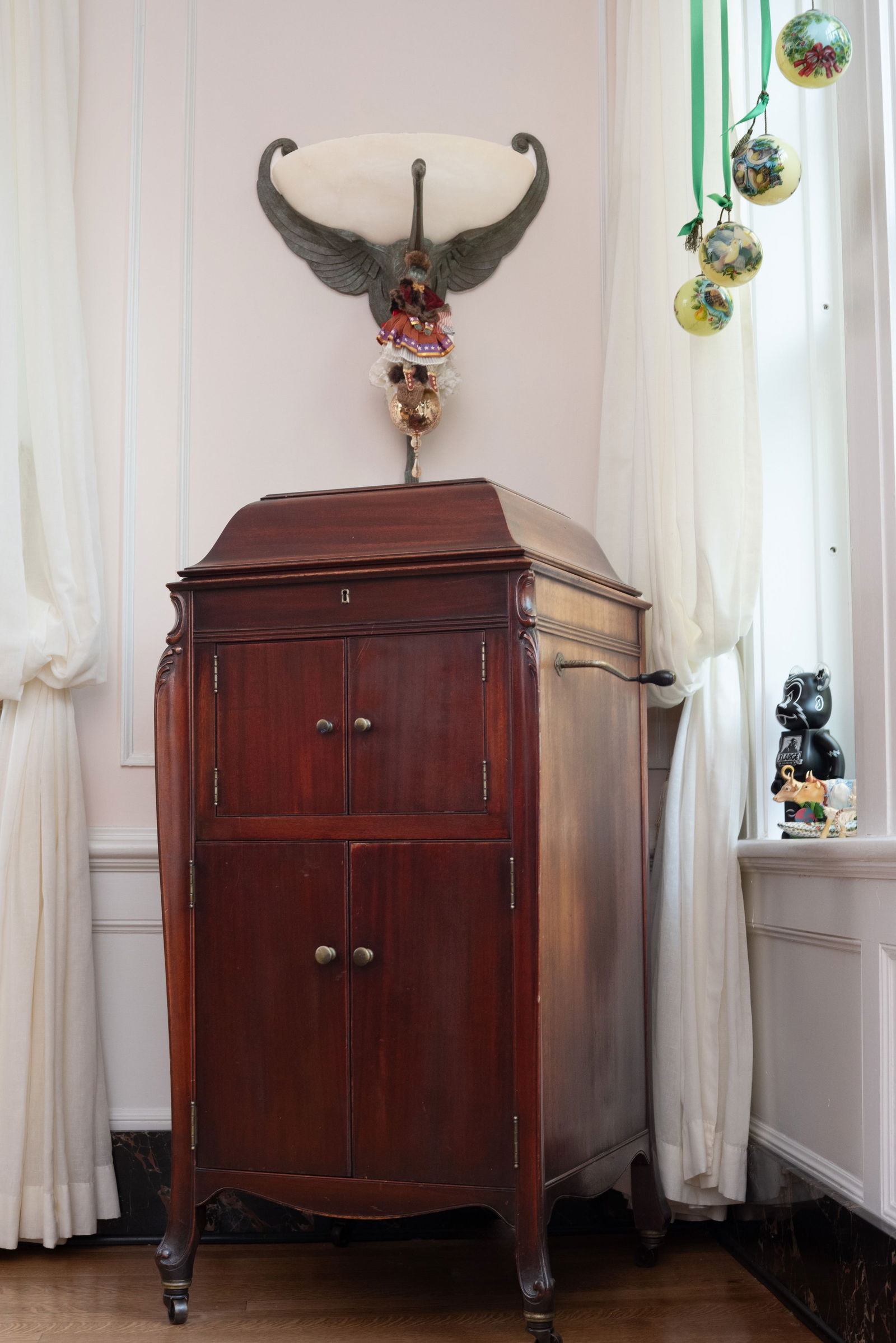 Whoopi Goldberg | Victrola Model VV-XIV and Assorted Records: A Queen Anne style mahogany finish Victrola Model VV-XIV, serial number 85871 D, circa 1916, along with five albums' worth of records from the same era through the 1940s. The accompanying records are