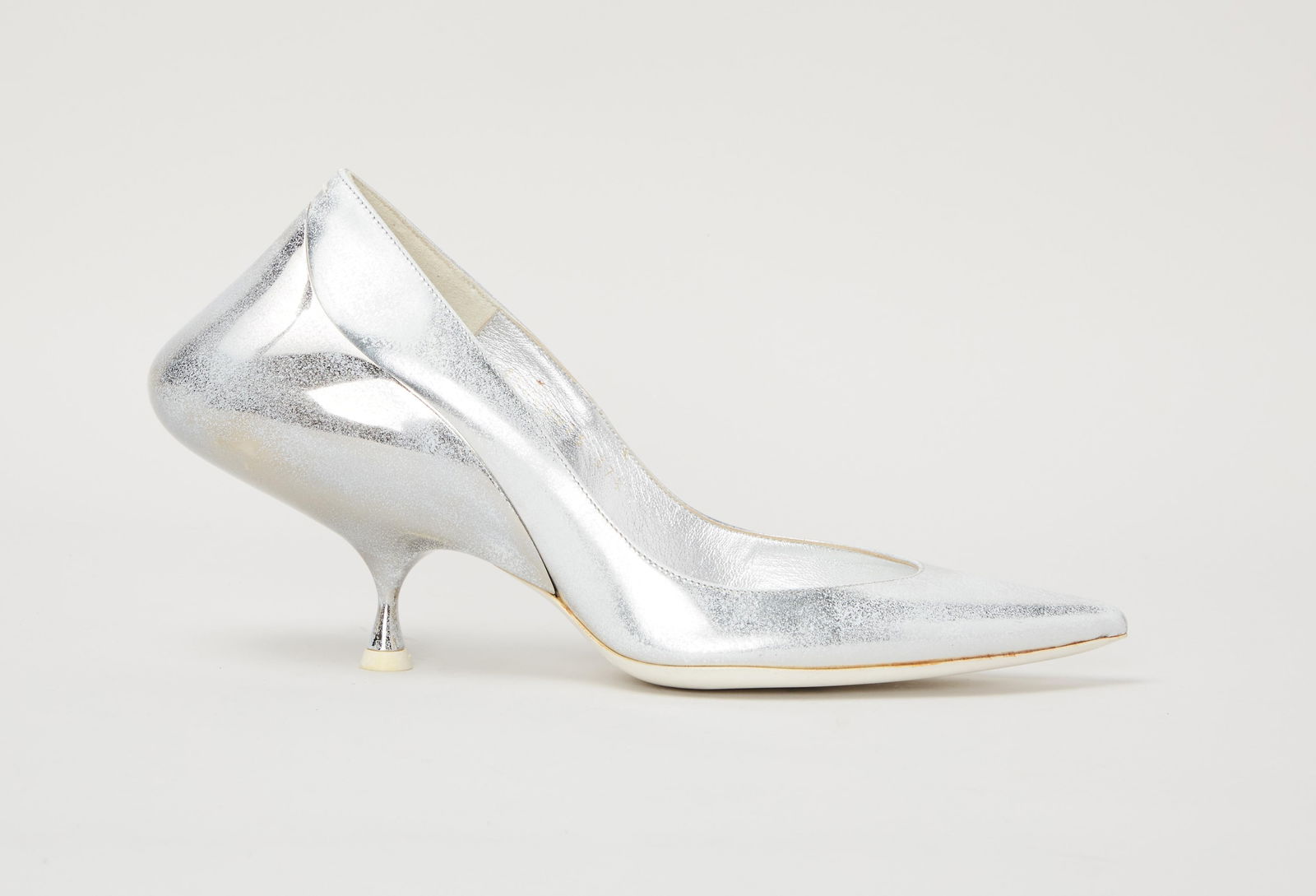 Margiela | 2016 Runway Collection John Galliano Designed Pumps: A pair of white and silver leather kitten heels designed by John Galliano for the spring 2016 collection. The Maison Margiela heels are a white/silver patent leather with sculptural silver