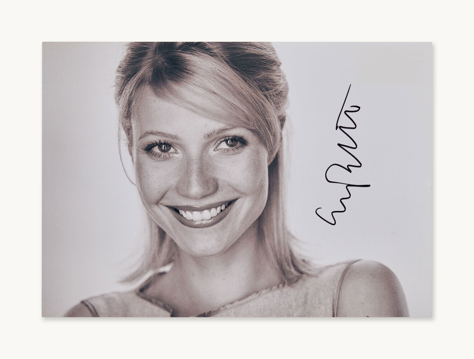 Gwyneth Paltrow | Signed Portrait Photos (7) (1 of 6)