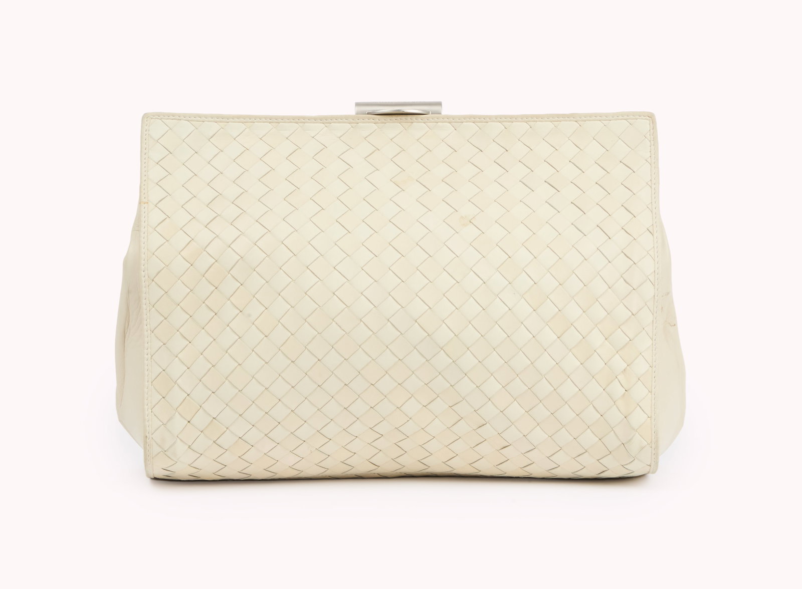 And Just Like That... | Miranda Hobbes Season 1 Episode 3 Bottega Veneta Clutch: A woven Intrecciato Bottega Veneta cream-colorway handheld clutch used by the character Miranda Hobbes in the Max Original series And Just Like That?, season one, episode three "When In Rome?," and ep