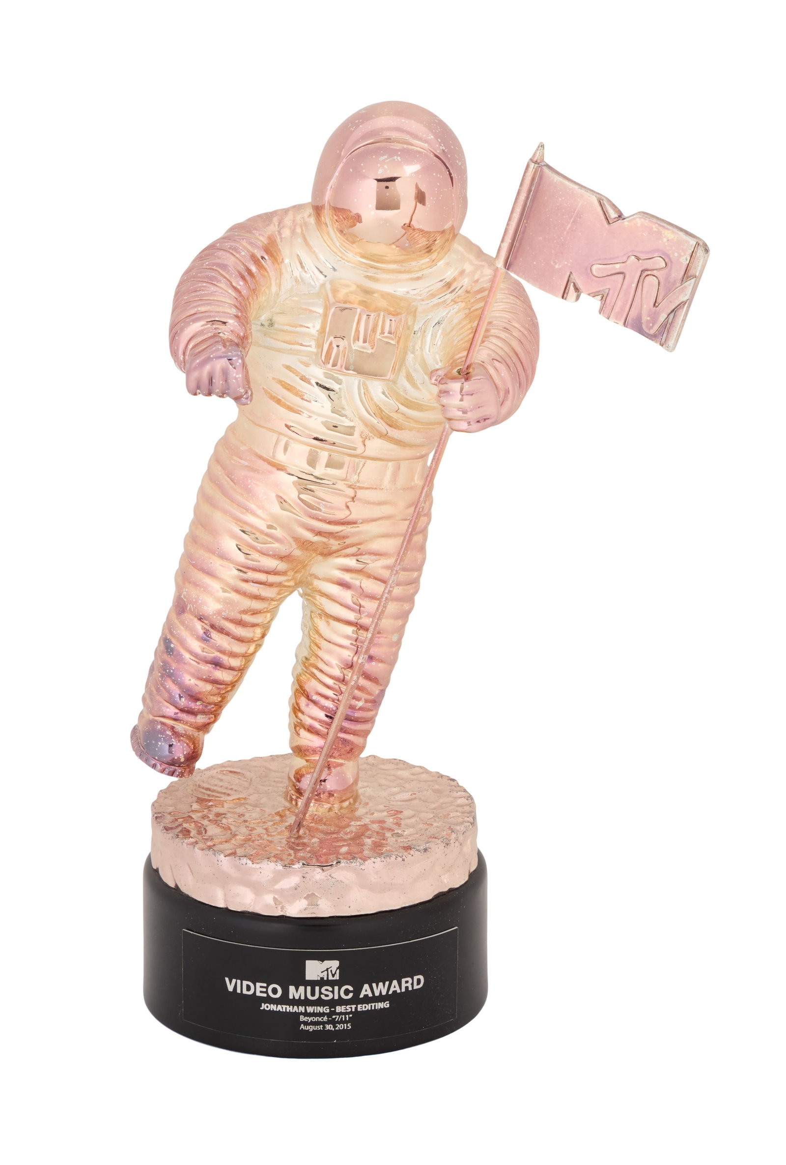 Beyonc? | 2015 MTV VMA Moonman Presented to Jonathan Wing for Best Editing on Beyonc?'s "7/11": 2015 MTV VMA Moonman for Best Editing on Beyonc?'s "7/11" music video presented to editor Jonathan Wing. The video for "7/11" drew polarizing comments. Many people loved its fun and playful ton