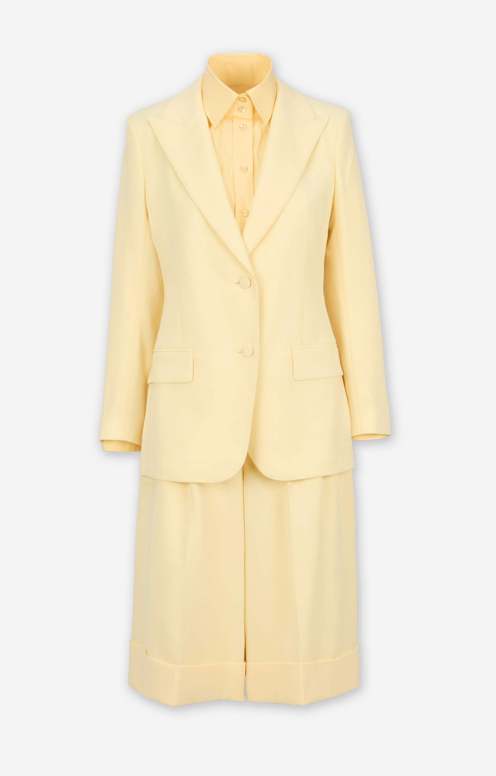 Julia Roberts | 2022 Lafayette 148 Four-Piece Suit: Lafayette 148 pale-yellow four-piece suit worn by Julia Roberts on April 18, 2022, in New York City on the way to make a guest appearance on 'The Late Show With Stephen Colbert'. Click