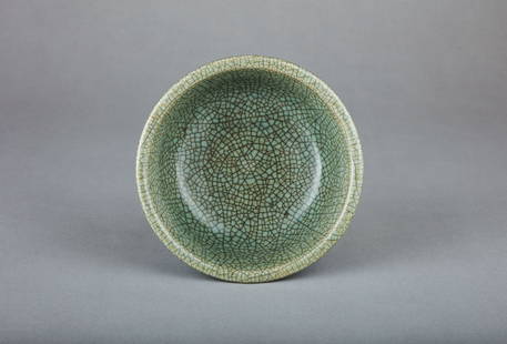 Ge Kiln Crackle Pattern Bowl, Qing Dynasty: Ge Kiln Crackle Pattern Bowl, Qing Dynasty