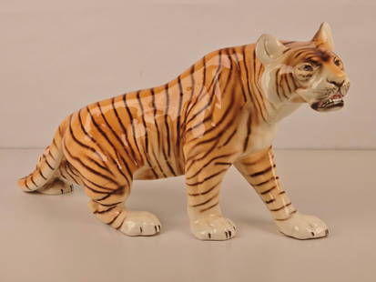 Porzellan Tiger der Marke Royal DUX: Porzellan Tiger der Marke Royal DUX Porzellan Tiger der Marke Royal DUX Ma&#223;e: ca. 25 x 50 cm Alters - und Gebrauchspuren Porcelain tiger by the brand Royal DUX Dimensions: approx. 9.8 x 19.7 inch