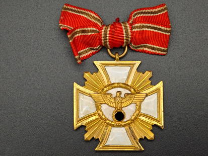 WK II - NSDAP Dienstauszeichnung in Gold am Band: NSDAP Dienstauszeichnung in Gold mit Band. Buntmetall, vergoldet und emailliert. Hersteller 19 im Ring - für Wilh. Deumer (M11/19). Sehr schöner Zustand. WK II - NSDAP Service Award in Gold