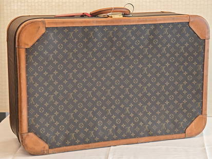 Louis Vuitton Stratos 80 Koffer: Louis Vuitton Stratos 80 Koffer Monogram Canvas Traggriff Reissverschluss mit Schlie&#223;e Vermutlich 80er Jahre Ma&#223;e: 51 x 80 x 26 cm Monogram Canvas Carrying handle Zipper with lock Likely fro