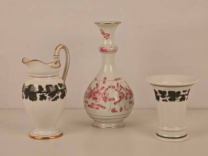 Dreiteilliges Meissen Konvolut 1. Wahl: Indische Blume Purpur kleine Vase Maße: 18 x 10 cm Weinlaub Vase und Kännchen Maße: 9,5 x 8,5cm; ca. 15 x 7 cm Alters - und Gebrauchspuren Indian Flower Purple – Small Vase Dimens