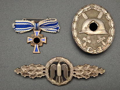 Konvolut WK II - Verwundetenabzeichen 1939 in Silber,: Konvolut WK II - Verwundetenabzeichen 1939 in Silber, Verwundetenabzeichen 1939 in Silber, Luftwaffe Frontflugspange in Silber, Miniatur Mutterkreuz in Bronze an Schleife. WK II collection – 193