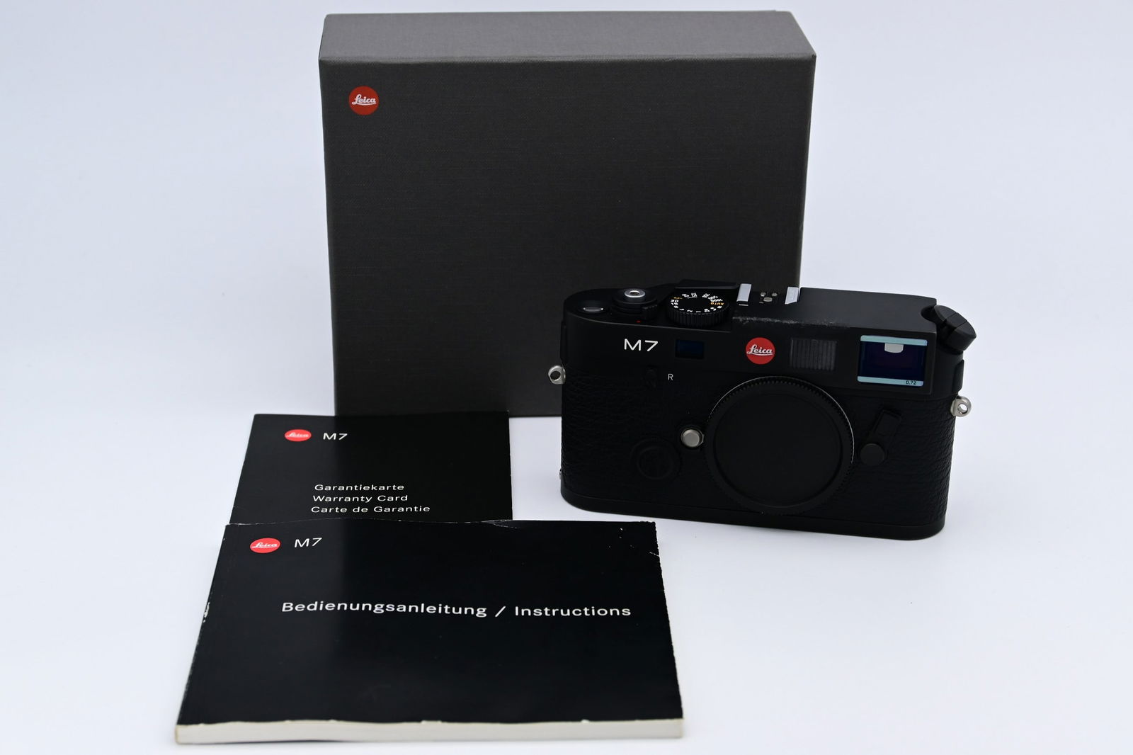 Leica M7 schwarz - Analog Kamera Gehäuse 0,72: Leica M7 schwarz - Analog Kamera Gehäuse 0,72 7 Leica M7 schwarz - Analog Kamera Gehäuse 0,72 (Seriennummer: 2851729) Produktkategorie:Gebraucht, Sehr guter Zustand Farbe: Schwarz Mit origin
