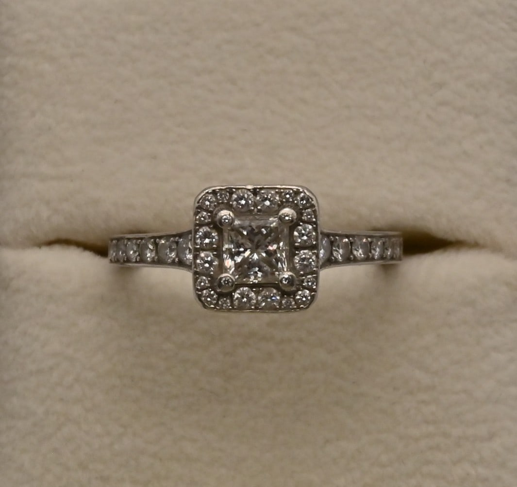 Platin RIng mit Princessschiff Diamant: Platin RIng mit Princessschiff Diamant Platin RIng mit Princessschiff Diamant950 PlatinPrincessschiff Diamant 0,52 ct F VS 1 und 40 Brillianten (zusammen 0,47 ct G VSI)Ringgröße: 51 GIA