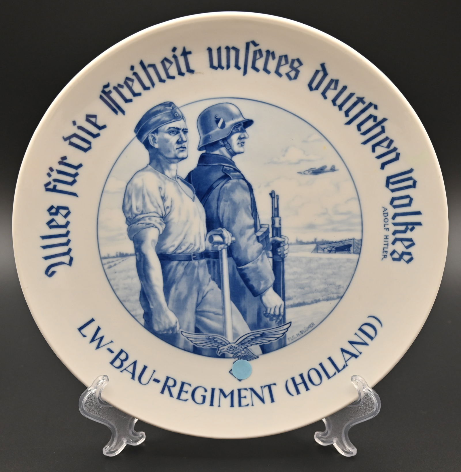 Ehrenschale aus Meißner Porzellan " LW-Bau-Regiment (Holland) ": Ehrenschale aus Meißner Porzellan " LW-Bau-Regiment (Holland) " Mit Zitat "Alles für die Freiheit unseres deutschen Volkes".25 cm Durchmesser, blaues Dekor unter Glasur, rückseitig