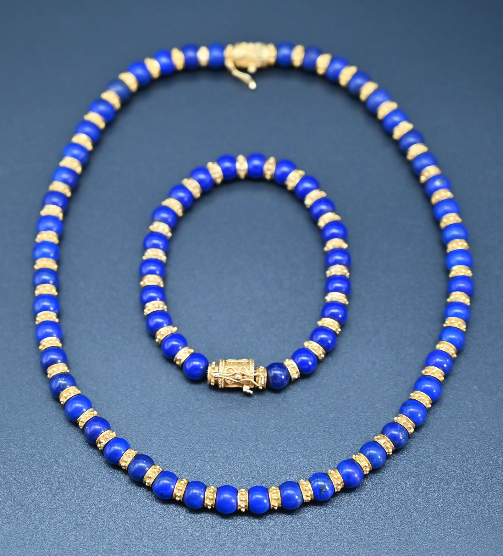 Lapis Lazuli 18 K Perlen Kette und Armband: Lapis Lazuli 18 K Perlen Kette und Armband Kettenlänge: 46 cm Gewicht: 79 g Armbandlänge: 22 cm Gewicht: 35 g Die Kette und das Armband kann man zu einer langen Kette verbinden. Alters - und